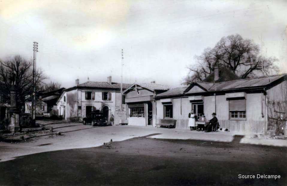 33 Lapouyade Le Cafe Un petit Coin du Bourg 1955.jpg
